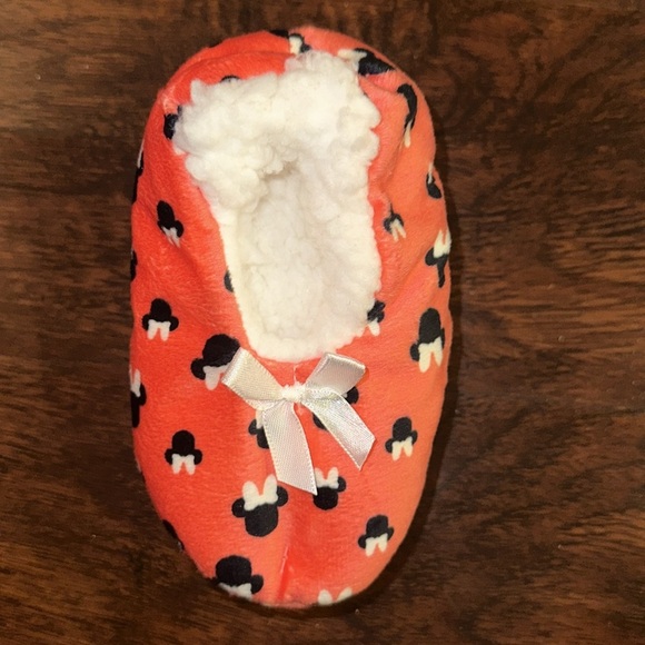 NWT Disney Junior Minnie Fuzz Babba Slipper Socks (2T-3T) - Picture 3 of 4